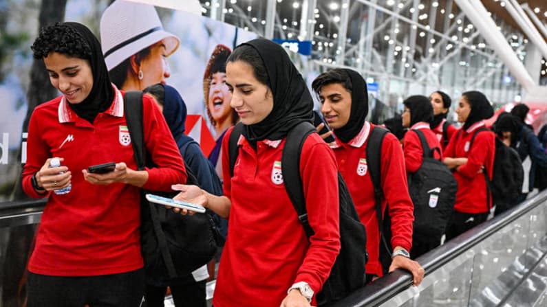 Quinta futbolista iraní abandona Australia tras retirar su solicitud de asilo