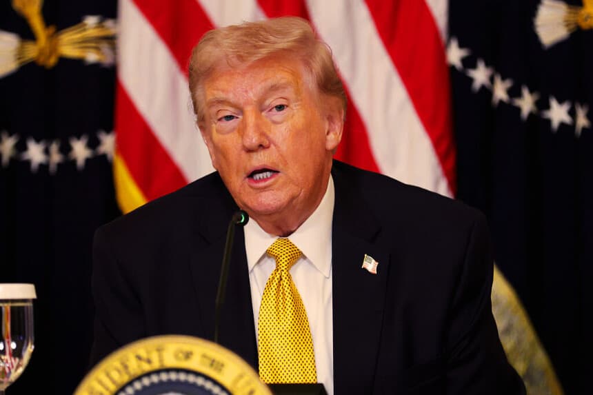 El presidente de EE. UU., Donald Trump, habla durante un almuerzo con los miembros de la junta directiva del Trump Kennedy Center en el Salón Este de la Casa Blanca el 16 de marzo de 2026 en Washington, D.C. (Alex Wong/Getty Images)