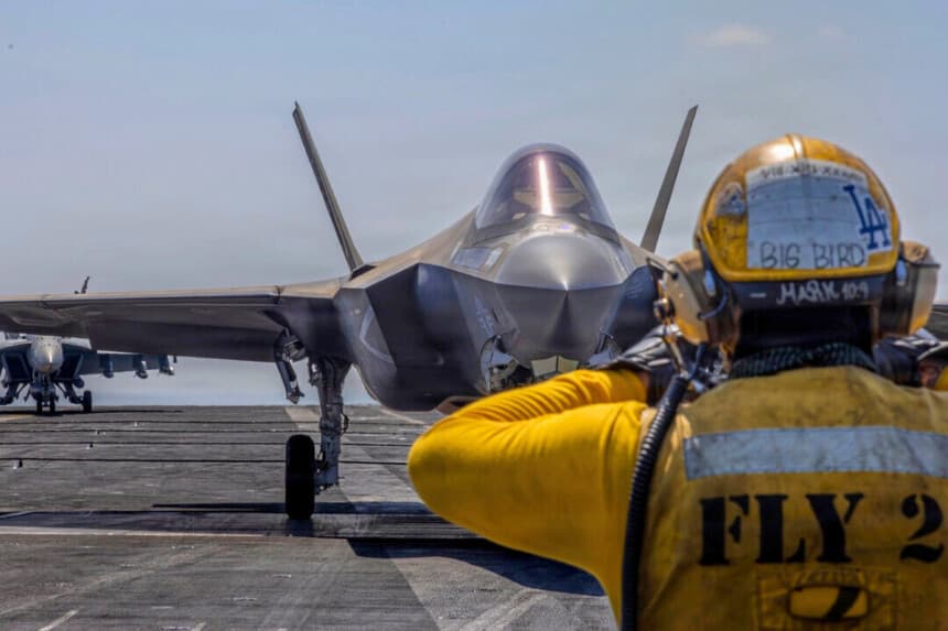 Un F-35C Lightning II se prepara para despegar en la cubierta de vuelo del USS Abraham Lincoln en un lugar no revelado de Medio Oriente, el 2 de marzo de 2026. (Armada de los Estados Unidos vía AP).