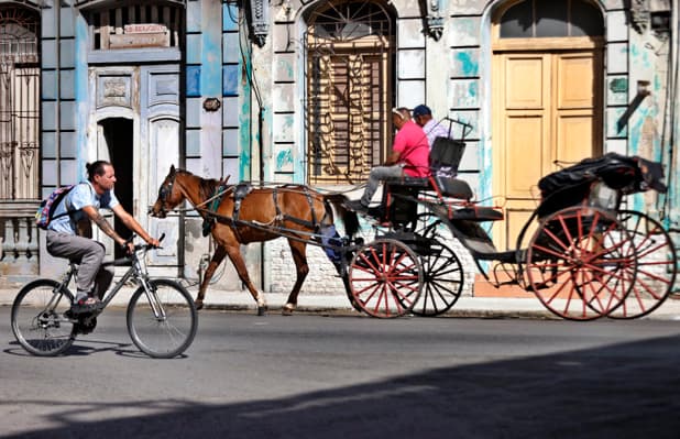 Personas transitan por una calle en La Habana (EFE/ Ernesto Mastrascusa)