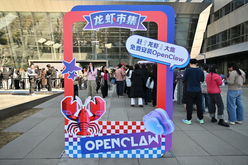 El 11 de marzo de 2026, varias personas hacen cola en la sede central de Baidu en Beijing para que les instalen OpenClaw, un asistente de IA de código abierto, en sus ordenadores portátiles. (Foto de ADEK BERRY / AFP vía Getty Images).