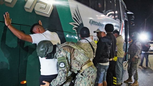 Ecuador arresta a dos integrantes de Los Águilas en pleno toque de queda