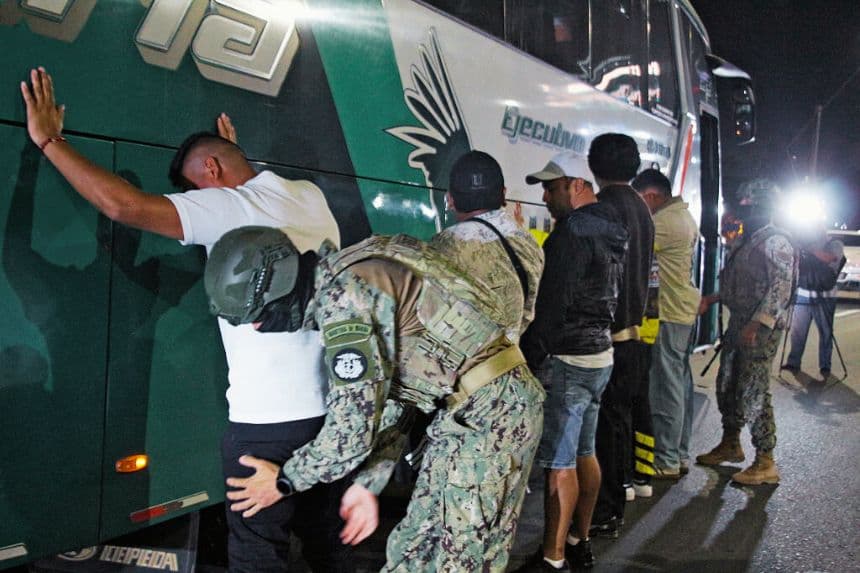 Ecuador arresta a dos integrantes de Los Águilas en pleno toque de queda