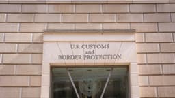 Juez ordena al DHS entregar documentos internos por dudas sobre debido proceso de detenidos del ICE