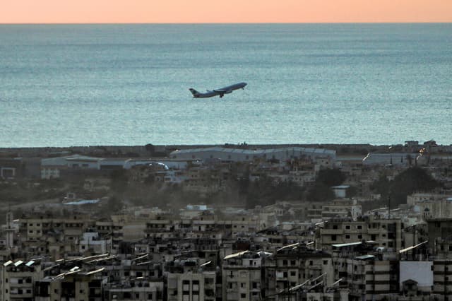 Un avión de Middle East Airlines (MEA), la aerolínea de bandera del Líbano, despega del Aeropuerto Internacional de Beirut el 19 de octubre de 2024. Después de que Israel intensificara a finales de septiembre de 2024 sus ataques aéreos contra el grupo militante libanés Hezbolá, la mayoría de las aerolíneas dejaron de volar al país. La aerolínea nacional Middle East Airlines es la única compañía que sigue operando desde Beirut a pesar de los riesgos crecientes y de que las pistas de aterrizaje ya hayan sido alcanzadas en el pasado. (Foto de AFP) (Foto de -/AFP vía Getty Images).