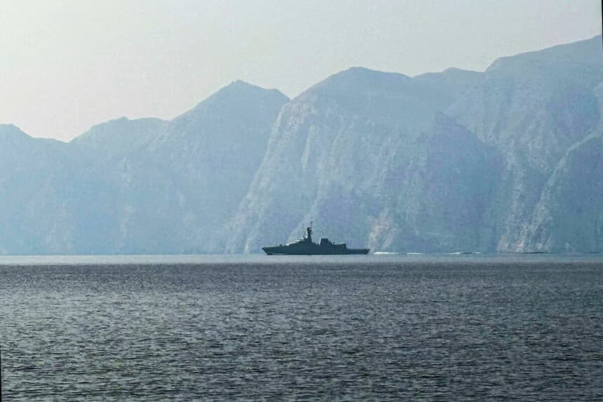 Se ve un buque de la Armada navegando por el estrecho de Ormuz el 1 de marzo de 2026. (Sahar Al Attar/AFP vía Getty Images).