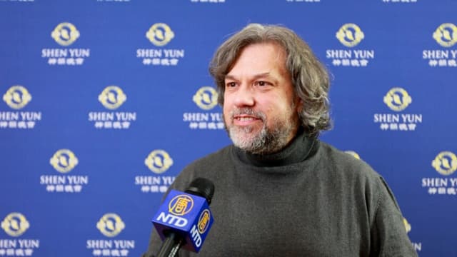 Escultor español viaja a Logroño para ver Shen Yun: Da "colorido", "alegría y paz"