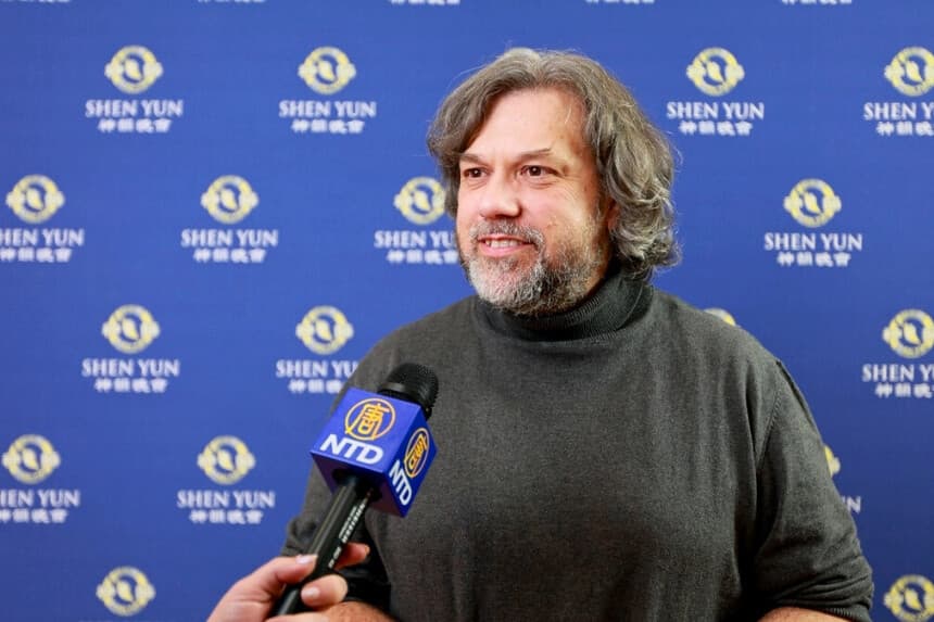 Escultor español viaja a Logroño para ver Shen Yun: Da "colorido", "alegría y paz"