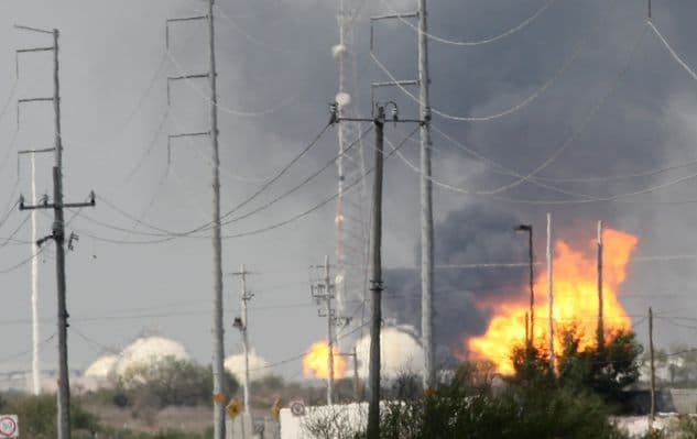 Vista general de una columna de humo en una refinería de la empresa pública Petróleos Mexicanos (Pemex) en México. Imagen de archivo.(EFE/Str)