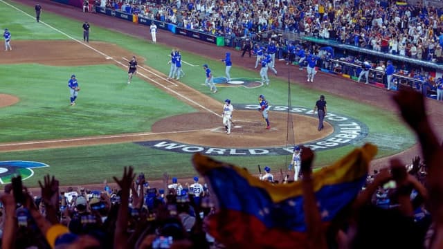 Venezuela vence 3-2 a EE. UU. con doble de Suárez y conquista su primer Clásico Mundial