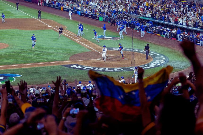 El equipo de Venezuela celebra mientras Sam Antonacci, número 10 del equipo de Italia, reacciona al ponche que le lanzó el lanzador Daniel Palencia, número 29 de Venezuela, para terminar el partido en el loanDepot Park el 16 de marzo de 2026 en Miami, Florida. El equipo de Venezuela derrotó al equipo de Italia por 4-2. (Al Bello/Getty Images)