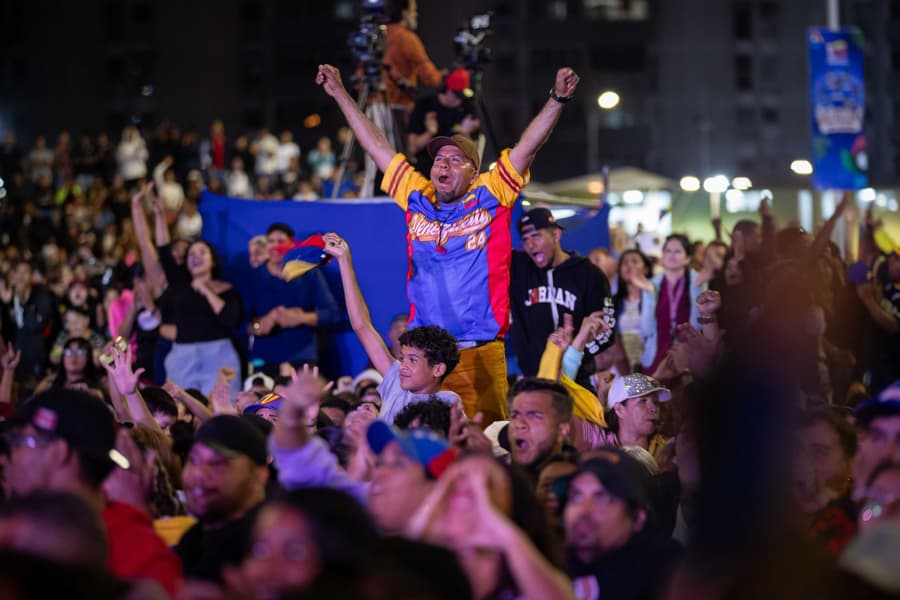 La presidenta encargada de Venezuela, Delcy Rodríguez, anunció este martes la declaración de 'día de júbilo nacional no laborable' por la conquista de la selección de Venezuela del Clásico Mundial de Béisbol en momentos en que miles de personas salían a celebrar a las calles de Caracas y de otras ciudades. (EFE/ Ronald Peña R)