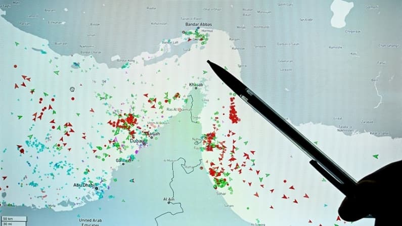 EE. UU. lanza bombas de 5000 libras sobre instalaciones iraníes cerca del estrecho de Ormuz