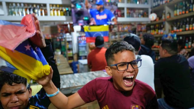Aficionados venezolanos celebran en Miami el título en la final del Clásico Mundial de Béisbol