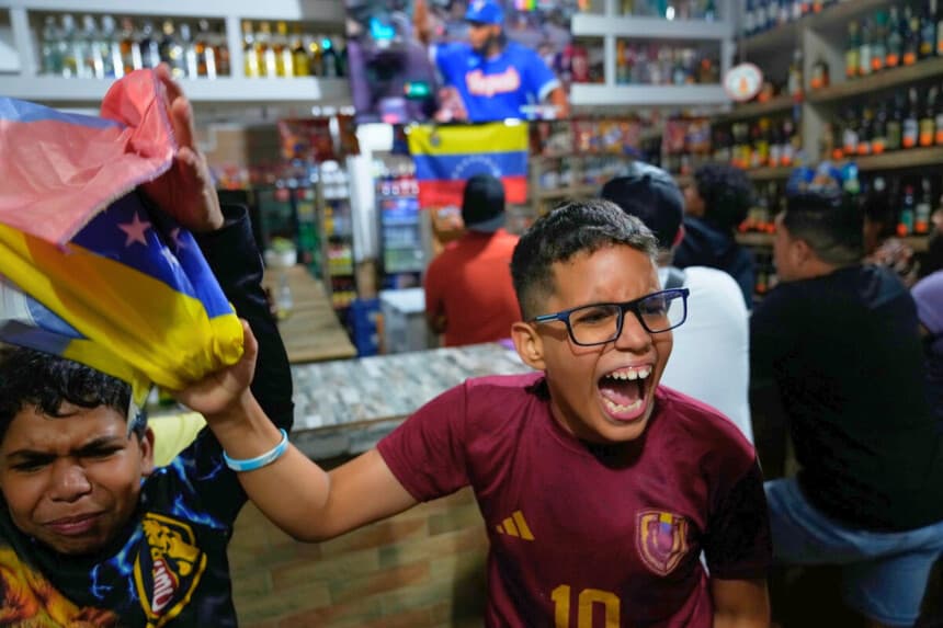 Aficionados venezolanos ven la final del Clásico Mundial de Béisbol entre Estados Unidos y Venezuela, en Caracas, Venezuela, el 17 de marzo de 2026. (Foto AP/Ariana Cubillos)