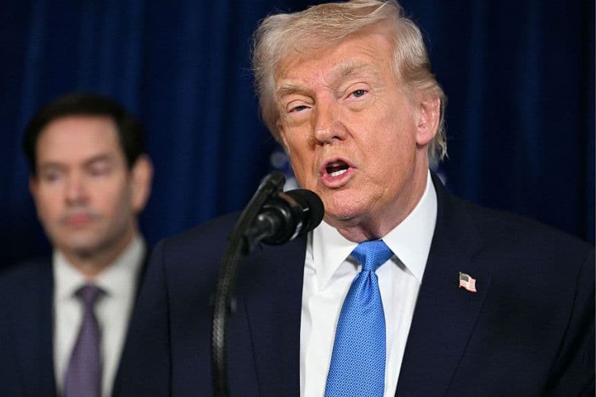 El presidente de Estados Unidos, Donald Trump, habla con la prensa mientras el secretario de Estado, Marco Rubio, observa, tras las acciones militares estadounidenses en Venezuela, en su residencia de Mar-a-Lago, en Palm Beach, Florida, el 3 de enero de 2026. (Jim WATSON / AFP vía Getty Images)