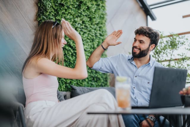 El objetivo no es que todos salgan ganando por igual, sino que todos se marchen satisfechos. Negociar un acuerdo que aporte algo valioso a cada parte es señal de un negociador sabio. (Gorgev/Shutterstock)