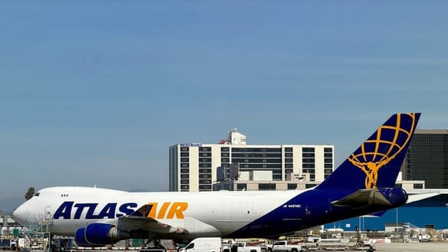 Algunos aeropuertos de EE. UU. podrían cerrar si se prolonga el cierre del gobierno: funcionario