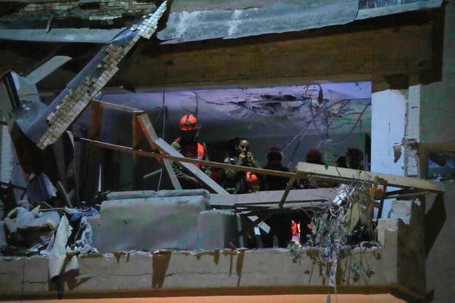 Las fuerzas de seguridad israelíes inspeccionan un apartamento alcanzado por un misil iraní que causó la muerte de dos personas en Ramat Gan, Israel, el 18 de marzo de 2026. (Ohad Zwigenberg/AP).