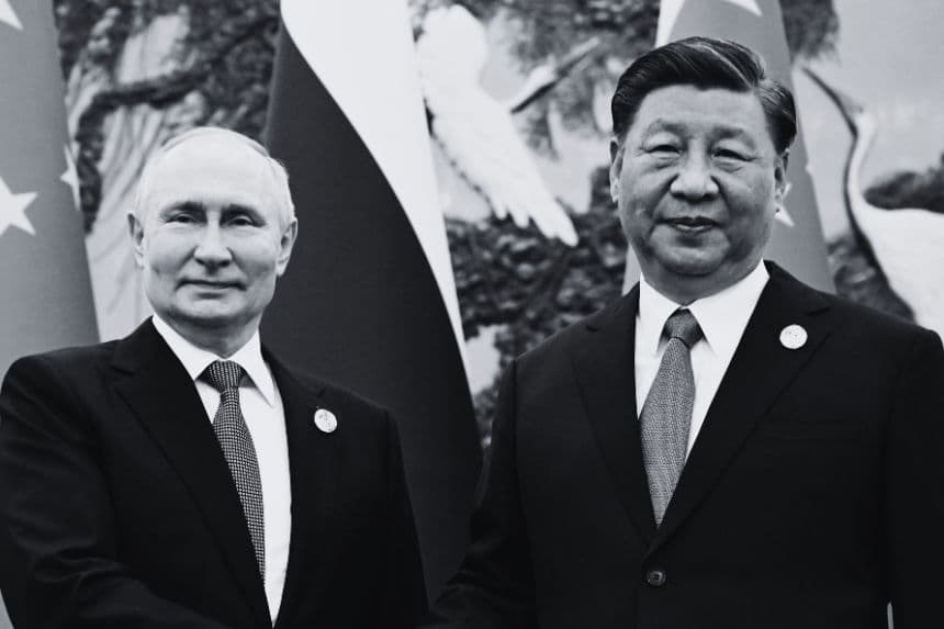 Esta fotografía de fondo distribuida por la agencia estatal rusa Sputnik muestra al presidente de Rusia, Vladimir Putin, y al presidente de China, Xi Jinping, estrechándose la mano durante una reunión en Beijing, el 18 de octubre de 2023. (SERGEI GUNEYEV/POOL/AFP vía Getty Images)