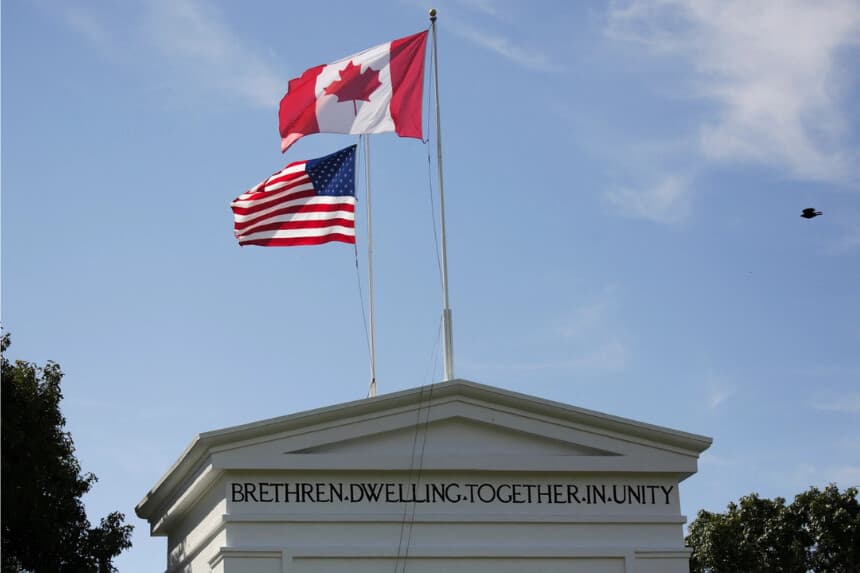Banderas canadienses y estadounidenses ondean en el Arco de la Paz en la frontera entre Canadá y Estados Unidos en Blaine, Washington, en una foto de archivo. (Jason Redmond/AFP vía Getty Images)
