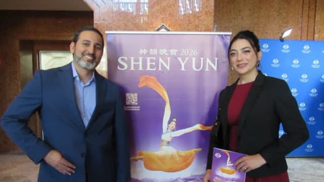 Pintor cubano dice en Las Vegas que los colores de Shen Yun son 'increíbles'