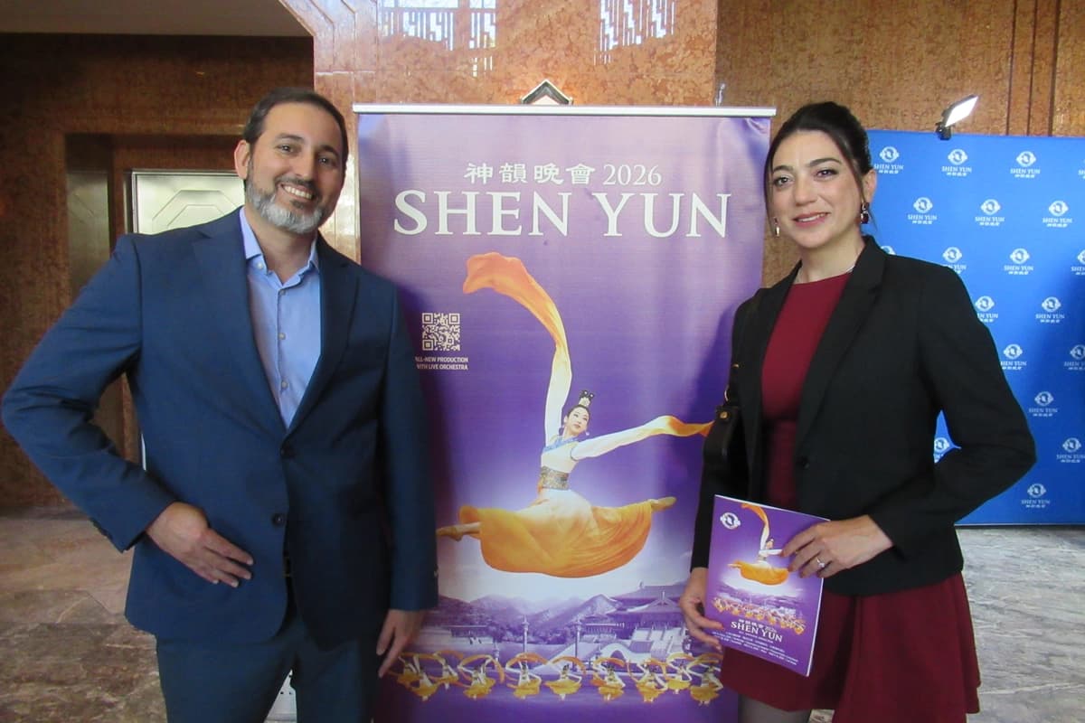 El pintor cubano Joan Rodriguez (izquierda) y Nadiesna Bello en la función de Shen Yun Performing Arts en el Smith Center for the Performing Arts el 8 de marzo de 2026. (Linda Jiang/The Epoch Times)