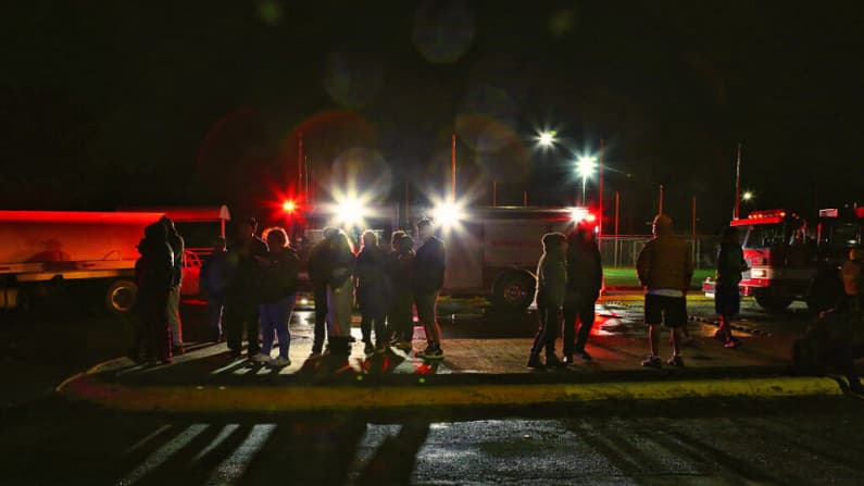 Mujer muere y tres miembros de familia son rescatados tras quedar suspendidos en su vehículo tras accidente