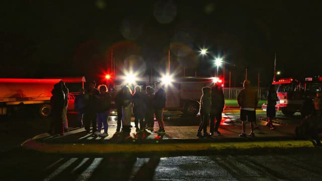 Mujer muere y tres miembros de familia son rescatados tras quedar suspendidos en su vehículo tras accidente