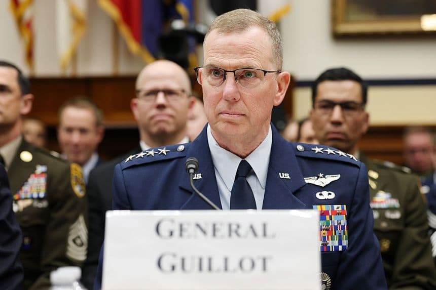 El general Gregory Guillot, comandante del Comando Norte de los Estados Unidos y del Comando de Defensa Aeroespacial de América del Norte (USNORTHCOM), observa antes del inicio de una audiencia con una subcomisión de la Comisión de Servicios Armados de la Cámara de Representantes en el edificio Rayburn House Office Building, el 17 de marzo de 2026 en Washington, D. C. (Anna Moneymaker/Getty Images)