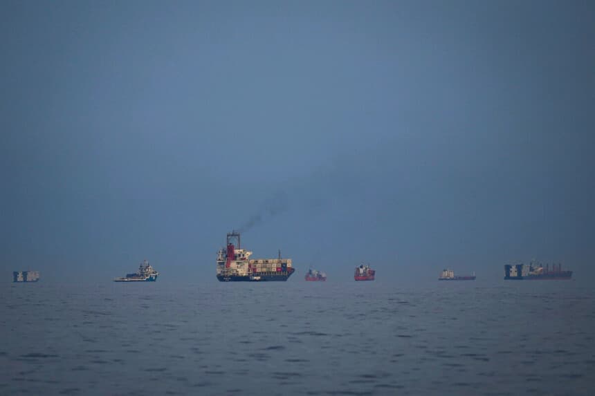 Petroleros y buques de carga hacen fila en el estrecho de Ormuz, vistos desde Khor Fakkan, Emiratos Árabes Unidos, el 11 de marzo de 2026. (Altaf Qadri/AP Photo).