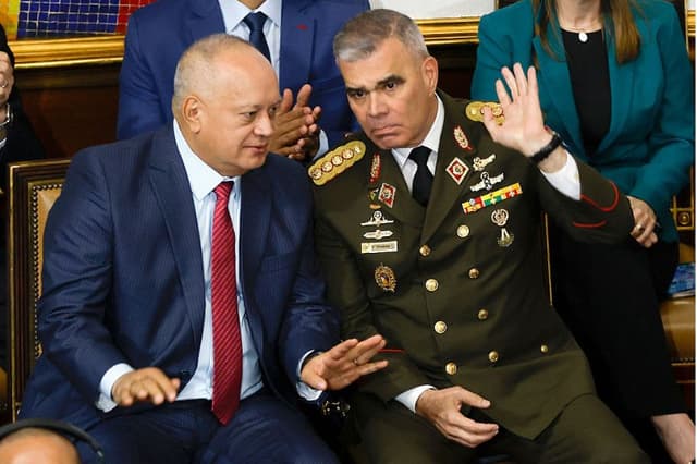 El ministro de Relaciones Internas, Justicia y Paz de Venezuela, Diosdado Cabello (Izq.), y el ministro de Defensa, Vladimir Padrino López (Dcha.), gesticulan durante la presentación del presupuesto para el ejercicio fiscal 2026 en el Congreso Nacional de Caracas, el 4 de diciembre de 2025. (Pedro MATTEY / AFP vía Getty Images)