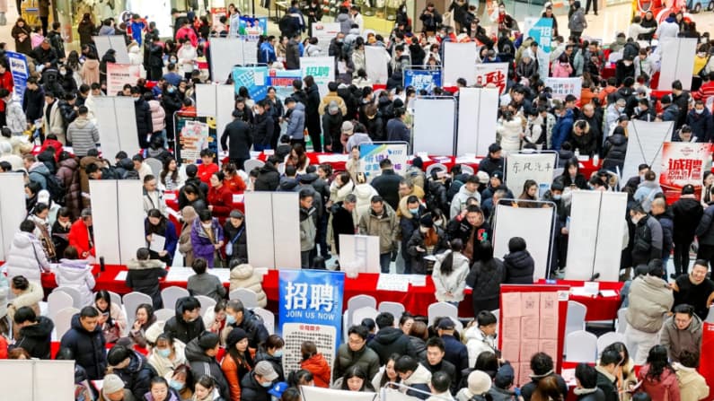 Tasa de desempleo en China alcanza su máximo en 6 meses, además omite muchos problemas: Analistas