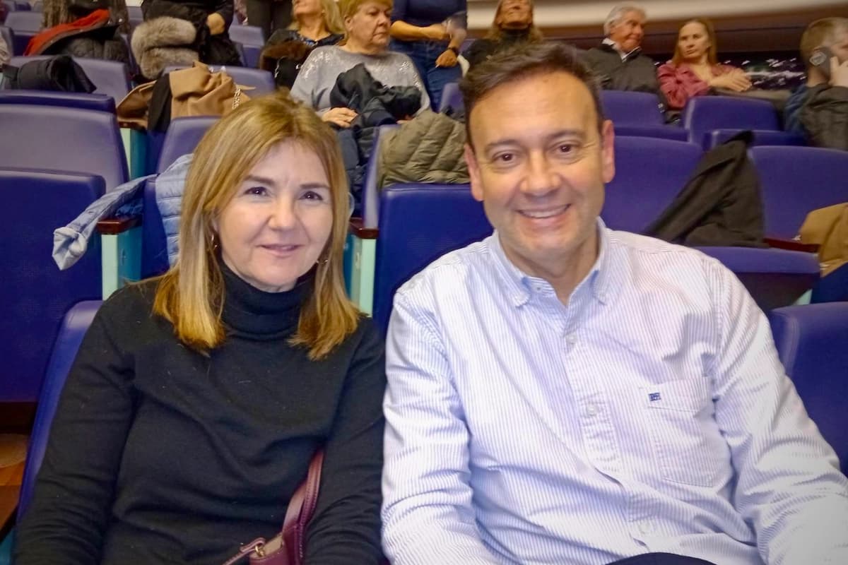 El abogado Manuel Almenar y su esposa asistieron al espectáculo Shen Yun 2026 en el Teatro de la Ópera Reina Sofía de Valencia, España, el 9 de marzo de 2026. (Maya Marinova/The Epoch Times)