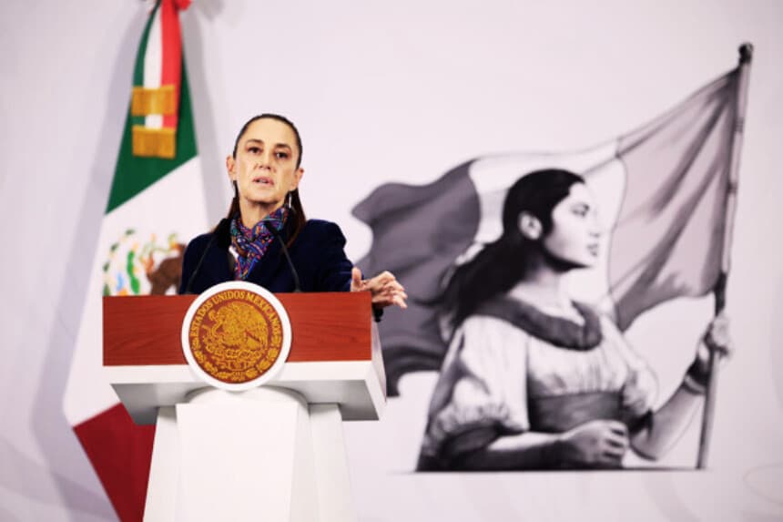 La presidenta de México, Claudia Sheinbaum, habla en una rueda de prensa este miércoles en Palacio Nacional de la Ciudad de México (EFE/José Méndez)