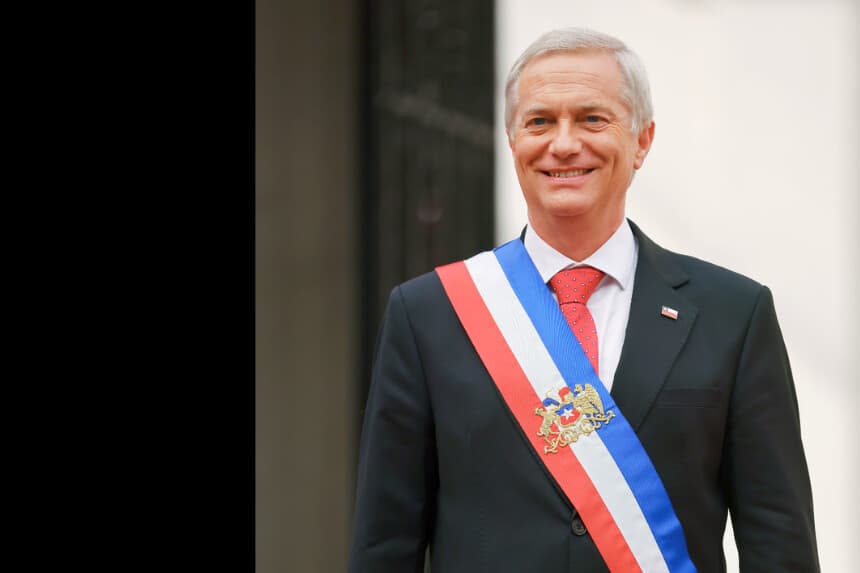 El recién elegido presidente de Chile, José Antonio Kast, posa ante los medios de comunicación en el Palacio Presidencial de La Moneda, en Santiago de Chile, el 12 de marzo de 2026. (Marcelo Hernández/Getty Images).
