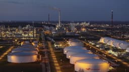 Irán intensifica ataques a instalaciones petroleras del Golfo y eleva precios del petróleo