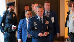 Un alto mando militar dice que el ejército estadounidense está atacando a grupos milicianos en Irak