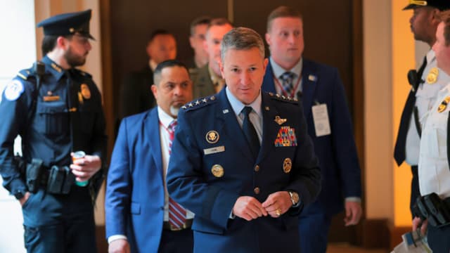 Un alto mando militar dice que el ejército estadounidense está atacando a grupos milicianos en Irak