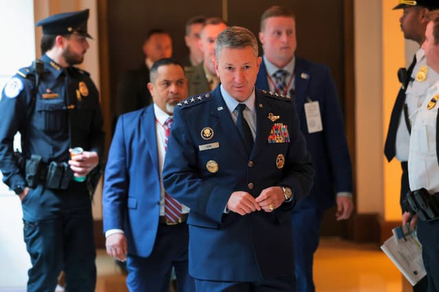 WASHINGTON, DC - 7 DE ENERO: El general de la Fuerza Aérea Dan Caine (centro), presidente del Estado Mayor Conjunto, llega a una reunión informativa a puerta cerrada con senadores sobre la captura por parte de EE. UU. de Nicolás Maduro, presidente de Venezuela, y su esposa, Cilia Flores, en el Capitolio de EE. UU. el 7 de enero de 2026 en Washington, DC. Nicolás Maduro y su esposa, Cilia Flores, fueron trasladados a Nueva York el sábado tras ser capturados por el ejército estadounidense en Caracas. Se encuentran detenidos en el Centro de Detención Metropolitano de Brooklyn y se espera que se enfrenten a cargos federales relacionados con el tráfico de drogas y la colaboración con bandas designadas como organizaciones terroristas. (Foto de Anna Moneymaker/Getty Images)