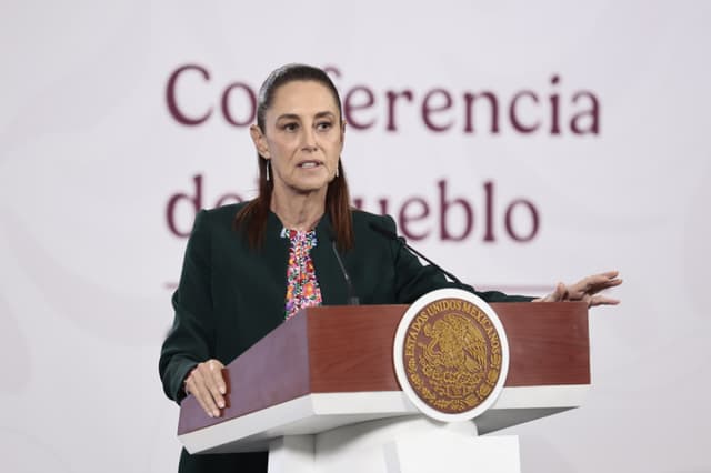 La presidenta de México, Claudia Sheinbaum, habla durante una rueda de prensa este jueves en Palacio Nacional de la Ciudad de México. (EFE/José Méndez)