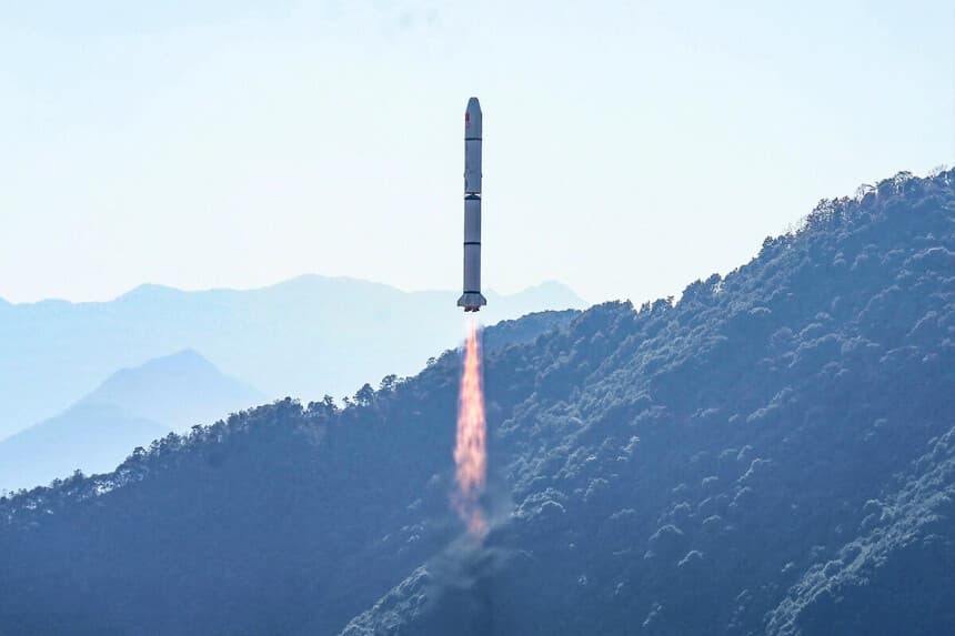 Un cohete Long March-2C, que transporta el satélite Einstein Probe, despega del Centro de Lanzamiento de Satélites de Xichang, en Xichang, al suroeste de la provincia de Sichuan, China, el 9 de enero de 2024. (STR/AFP vía Getty Images).