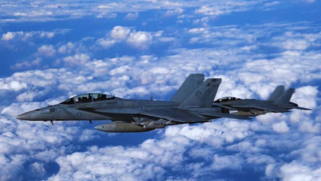 Batalla para reabrir Ormuz comienza con ataques aéreos de EE. UU. y despliegue de Apache por parte de aliados