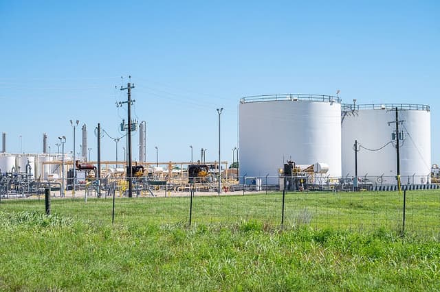 "No hay planes" de contener precios de gasolina con restricción de exportaciones: funcionarios de EE. UU.