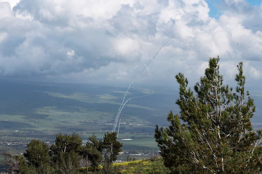 Los sistemas de defensa aérea de Israel interceptan proyectiles sobre el norte del país, vista desde la Alta Galilea, el 20 de marzo de 2026. (EFE/EPA/ATEF SAFADI)