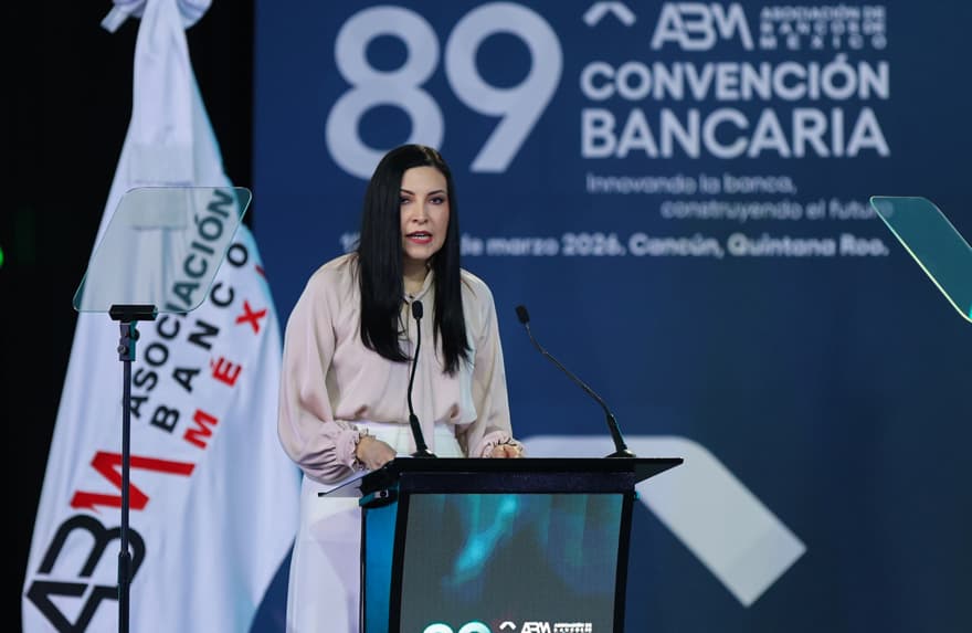 La gobernadora del Banco de México (Banxico), Victoria Rodríguez Ceja, advirtió este jueves que los riesgos geopolíticos se han intensificado y señaló que el conflicto bélico en Oriente Medio ha añadido presiones para la economía global, mientras que una revisión exitosa del T-MEC con EEUU y Canadá podría favorecer a México. (EFE/Alonso Cupul)