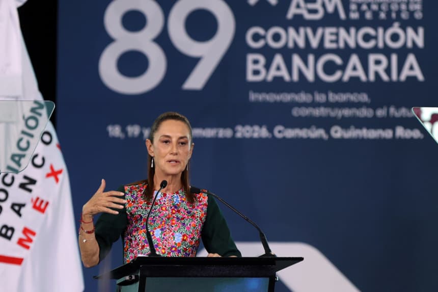 La presidenta de México, Claudia Sheinbaum, habla en la inauguración de la 89 Convención Bancaria este 19 de marzo, en Cancún, Quintana Roo. (EFE/ Alonso Cupul)