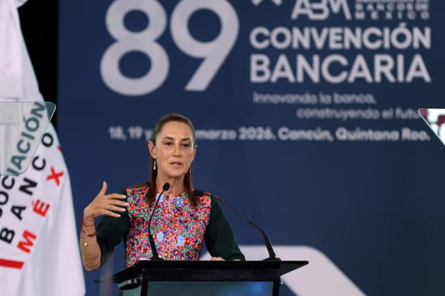 La presidenta de México, Claudia Sheinbaum, habla en la inauguración de la 89 Convención Bancaria este 19 de marzo, en Cancún, Quintana Roo. (EFE/ Alonso Cupul)
