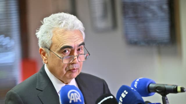 Trabaje desde casa y use transporte público para reducir el consumo de combustible, dice la AIE