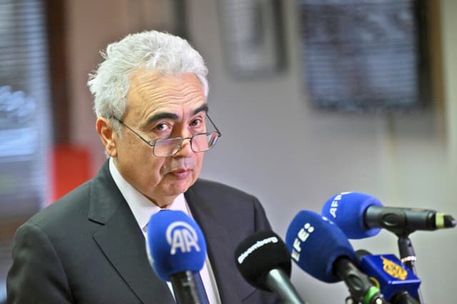El director ejecutivo de la Agencia Internacional de la Energía (AIE), Fatih Birol, ofrece una rueda de prensa en Bruselas el 6 de marzo de 2026. (Foto de Nicolas TUCAT / AFP vía Getty Images).